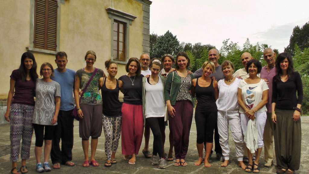 ok group photo of yoga students with sabine outside